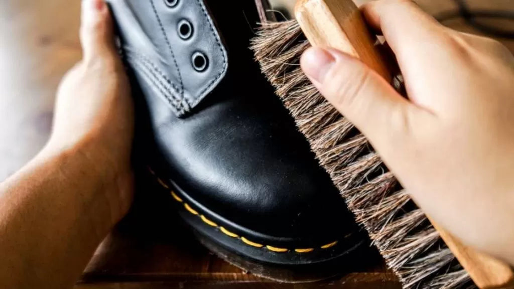 ¿Cómo limpiar tus botas de piel sintética?